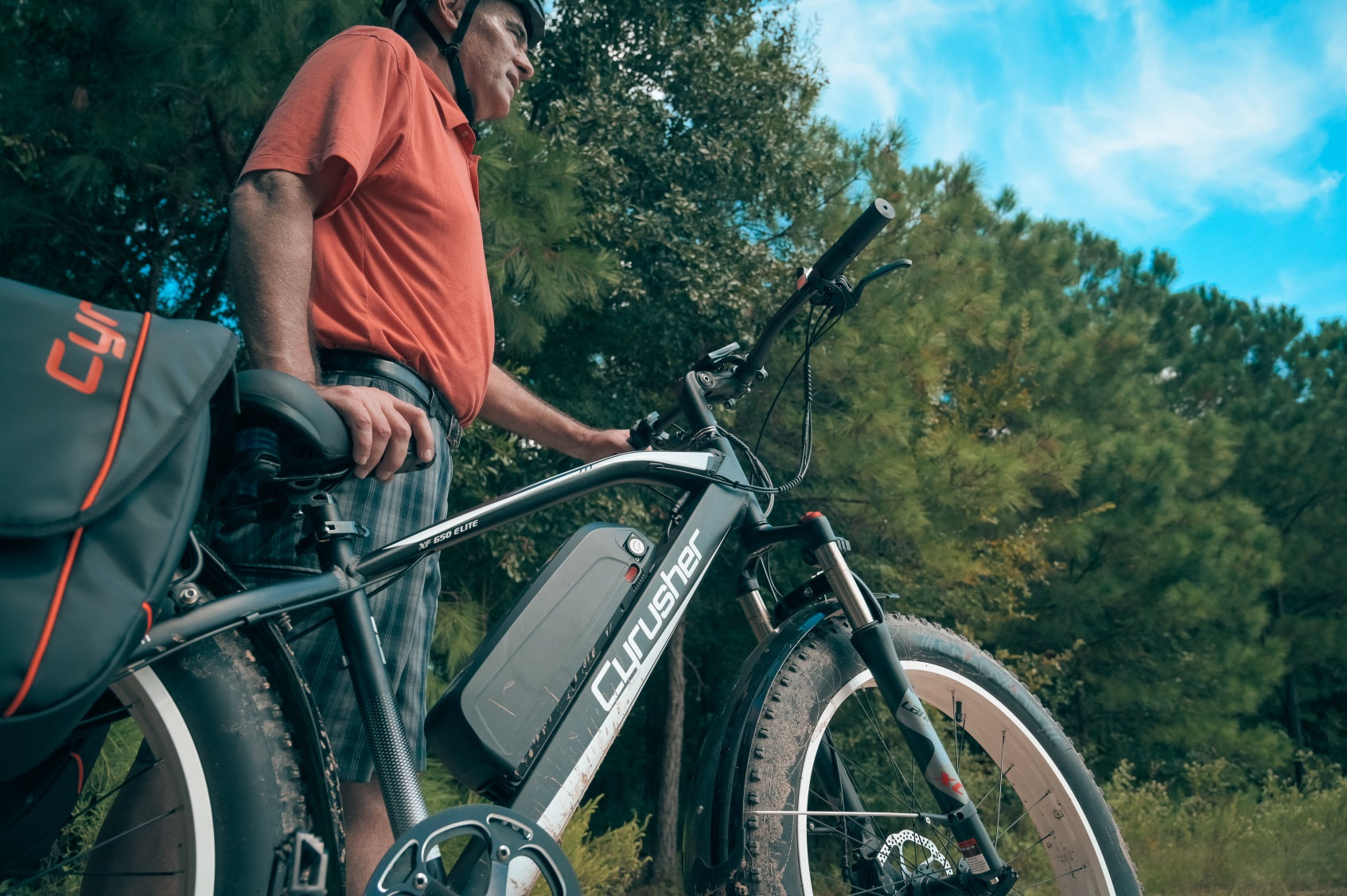 An old man prepares to ride an electric bike.-1013